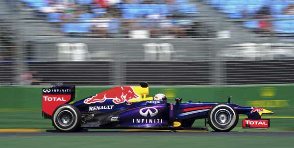 Tricampeão Sebastian Vettel, da Red Bull, abriu a temporada 2013 da Fórmula 1 com o melhor tempo nos dois primeiros treinos livres do GP da Austrália e dominou a sexta-feira