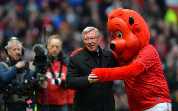 Como es costumbre en Old Trafford, Sir Alex Ferguson fue recibido por la mascota del equipo.