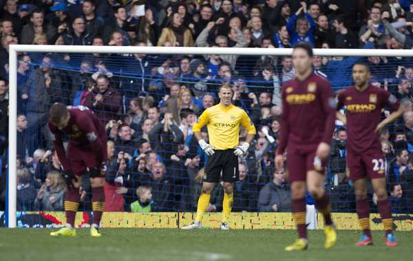 Jogadores do Manchester City mostram semblante desolado em derrota por 2 a 0 para o Everton, neste sábado. O resultado deixou a equipe dirigida por Roberto Mancini mais longo do título do Campeonato Inglês. Veja mais fotos da rodada: