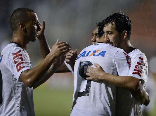 Douglas marcou o primeiro gol do Corinthians na vitória por 3 a 0