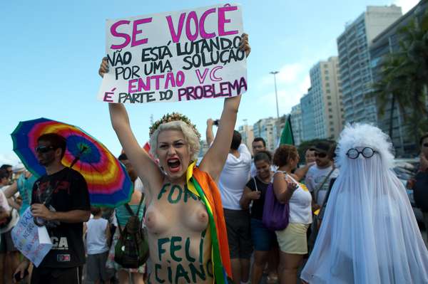 Integrante do Femen se uniu aos protestos contra o novo presidente da Comissão de Direitos Humanos no Rio de Janeiro