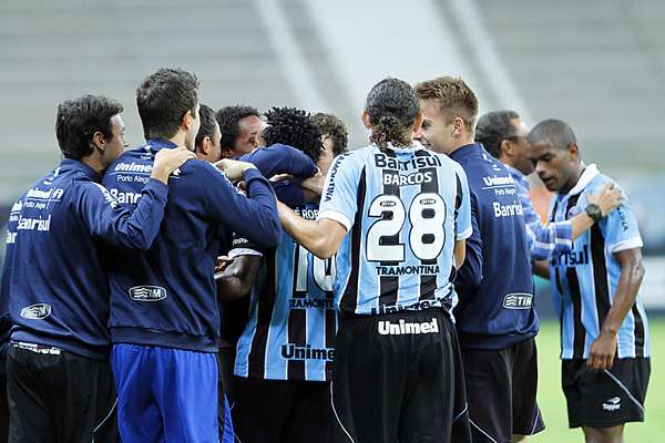 Banco de reservas do Grêmio faz a festa com Zé Roberto, autor dos gols da vitória sobre o Lajeadense