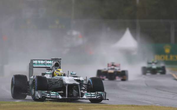 Em treino classificatório interrompido e adiado devido à forte tempestade que caiu sobre o circuito de Albert Park, o alemão Nico Rosberg foi o mais rápido do Q1 pela Mercedes, com 1min43s380