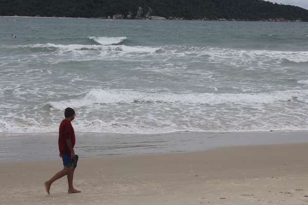 16 de março - No último fim de semana do verão, Florianópolis teve uma 'prévia' do verão. Diante das temperaturas amenas, alguns frequentadores da praia do Campeche recorreram a agasalhos e até mesmo gorros