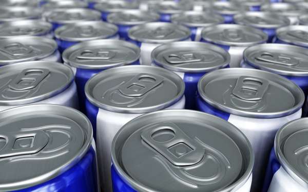 Energéticos: ricos em cafeína e açúcar, as bebidas energéticas e refrigerantes agravam o estresse. "A combinação dos dois é desgastante para o corpo", explica Dawn Jackson Blatner, autor de The Flexitarian Diet. Além disso, uma lata de bebida energética pode conter a mesma quantidade de cafeína que três xícaras de café, o que leva à insônia