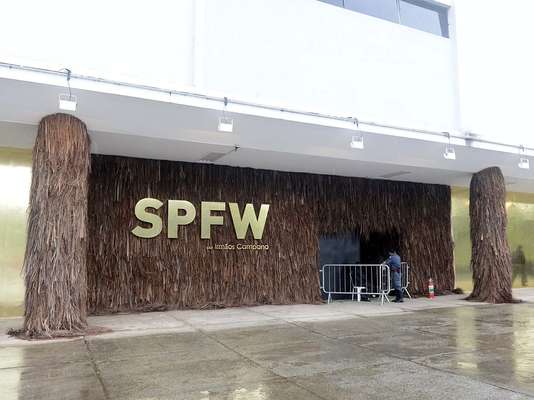 Una de las más importantes semanas de la moda del mundo, la Sao Paulo Fashion Week (SPFW) regresa a su sitio original, el edificio de la Bienal, en el Parque Ibirapuera. La escenografía de la edición de verano 2014, llevada a cabo entre los días 18 y 22 de marzo, fue idealizada por los prestigiosos hermanos Campana, quienes usaron como tema para este año la "naturaleza creativa".
