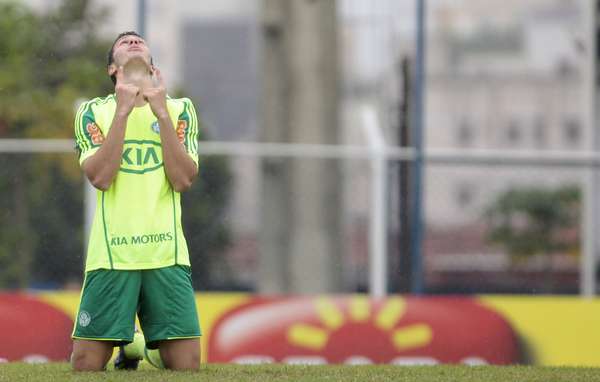 Kleber, que ainda não marcou gols pelo Palmeiras, lamenta chance desperdiçada no empate contra o São Caetano fora de casa