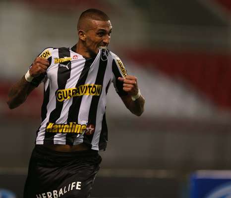 Rafael Marques desencantou após 21 jogos de jejum e comandou vitória do Botafogo sobre o Quissamã, neste sábado