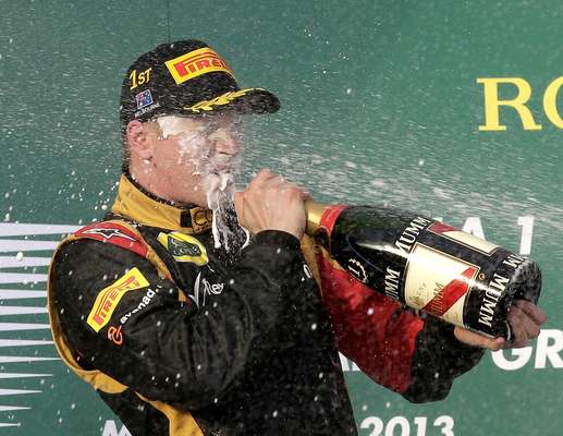 Com a estratégia de fazer apenas dois pit stops e muita velocidade nas últimas voltas, Kimi Raikkonen surpreendeu e venceu o GP da Austrália na abertura da temporada 2013 da Fórmula 1