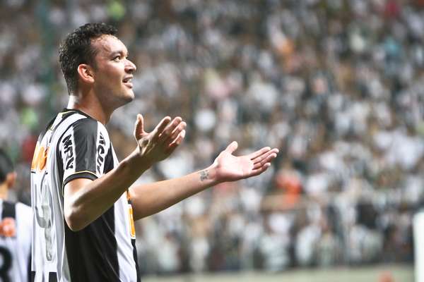 Réver marcou três gols e comandou goleada do Atlético-MG