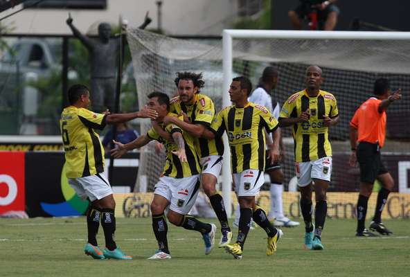 Volta Redonda comemora gol marcado por André Alves em vitória sobre o Vasco, neste domingo, em Sâo Januário