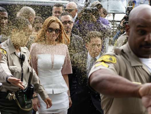 Como una estrella de rock llegó Lindsay Lohan esta mañana a la corte