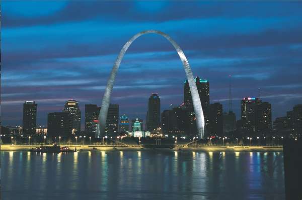 Gateway Arch, Saint Louis, Estados UnidosConsiderado como o maior monumento dos Estados Unidos, o Gateway Arch é um grande arco de 192 metros de altura que se transformou, desde sua inauguração em 1965, no principal cartão-postal da cidade de Saint Louis, no estado de Missouri
