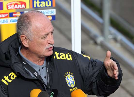 Luiz Felipe Scolari confirmou a equipe que deve sair jogando no amistoso contra a Itália, nesta quinta-feira, sem a presença de Kaká entre os titulares; já Hernanes ganhou vaga no meio-campo