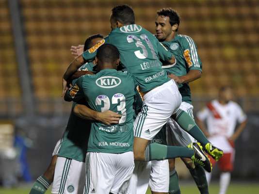O Palmeiras fez a festa no Estádio do Pacaembu, nesta quarta-feira. Com dois gols do atacante Leandro, o time venceu o Botafogo-SP por 2 a 0 e subiu na tabela do Campeonato Paulista