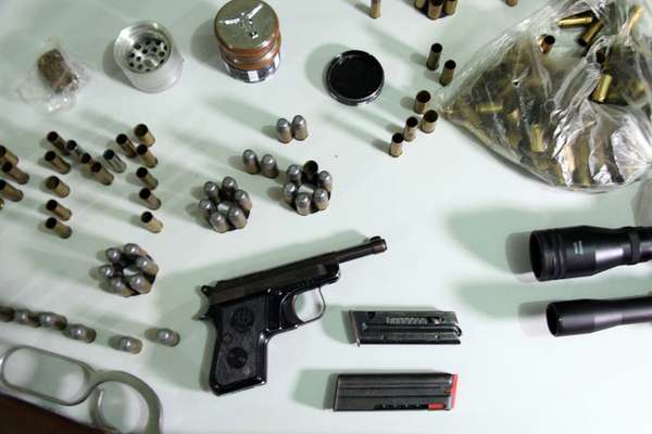 O sertanejo Hudson, da dupla com Edson, foi preso duas vezes em menos de 24h acusado de porte ilegal de armas. A polícia pediu um mandado de busca e apreensão na casa dele. Lá, as autoridades encontraram mais armamento e munições de uso restrito das Forças Armadas, além de substância que poderia ser maconha