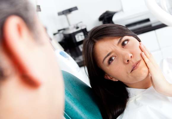 Si sientes dolor en las piezas dentales, en la encía, en la mandíbula o hasta en la garganta, puede ser que estés con un absceso dental.