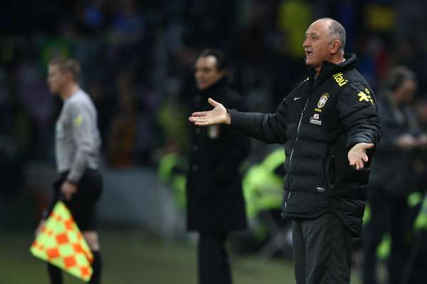 Felipão reclama durante empate entre Brasil e Itália por 2 a 2