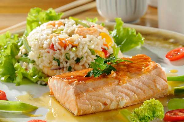 Salmão ao molho de maracujá, acompanhado de risoto de camarão, é uma boa opção para uma refeição leve