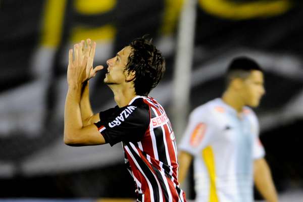Rodrigo Caio fez o gol da vitória do São Paulo sobre o São Bernardo fora de casa; equipe tricolor jogou com Ganso titular e Lúcio no banco