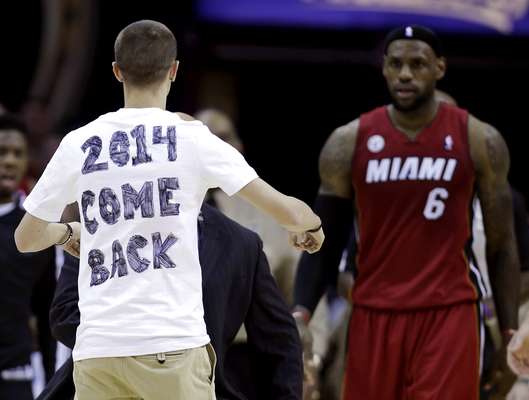 Um torcedor do Cleveland Cavaliers invadiu a quadra durante a derrota por 98 a 95 para o Miami Heat para pedir a volta do astro LeBron James, que jogou pela equipe entre 2003 e 2010