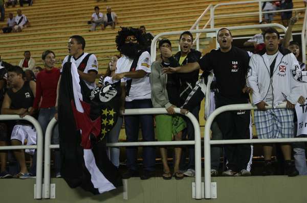 Sob protestos desde o primeiro tempo, o Vasco sofreu sua terceira derrota seguida pelo Campeonato Carioca, nesta quarta-feira. O time cruzmaltino perdeu fora de casa para o Nova Iguaçu, por 2 a 0