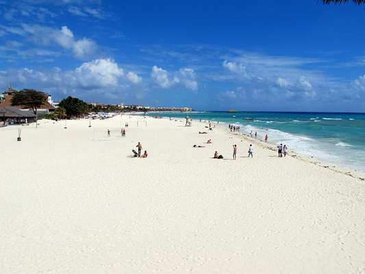 Playa del Carmen, México: tem praias reputada por suas incríveis areias brancas e suas águas propícias para surfe, mergulho e outras atividades aquáticas. Apesar do desenvolvimento turístico, o destino soube conservar seu passado de vilarejo de pescadores
