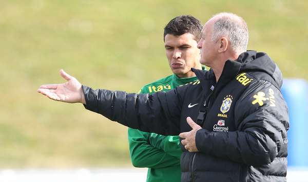 Luiz Felipe Scolari gastou 20 minutos da atividade desta sexta-feira, em Nyon, em uma conversa com o Thiago Silva. O zagueiro está confirmado como titular no lugar de Dante para a partida contra a Rússia, segunda-feira, em Londres