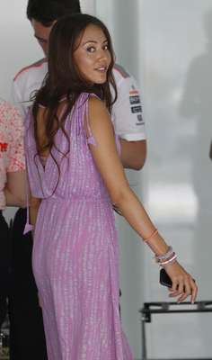 Jessica Michibata, namorada de Button, é um dos destaques do primeiro dia de treinos livres para o GP da Malásia de F1. Outros destaques do dia foram o domínio da Lotus, do finlandês Kimi Raikkonen, e Felipe Massa, que voltou a superar o companheiro de Ferrari, o bicampeão Fernando Alonso