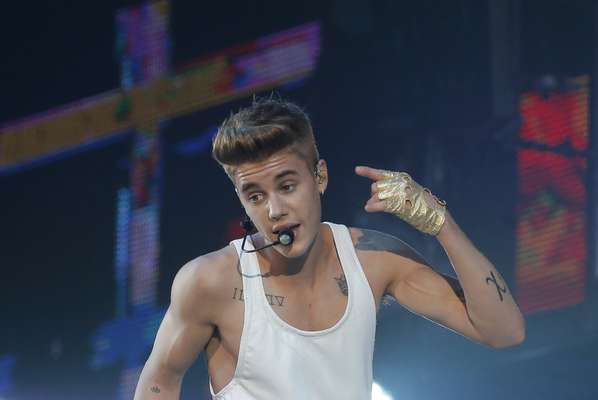 Justin Bieber ha tenido incidentes que según algunos apuntan a una crisis emocional pero otros creen que es sólo su paso por la adolescencia, ¿estará la estrella descarrilándose como ha ocurrido con otras estrellas que han conseguido la fama jóvenes?