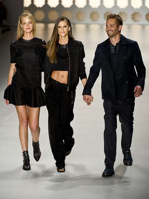 El actor estadounidense Paul Walker, de la película `Rápido y Furioso', y los Ángeles, como son llamadas las modelos contratadas por Victoria's Secret - Izabel Goulart e Erin Heatherton marcaron el cuarto día de desfiles de la Sao Paulo Fashion Week