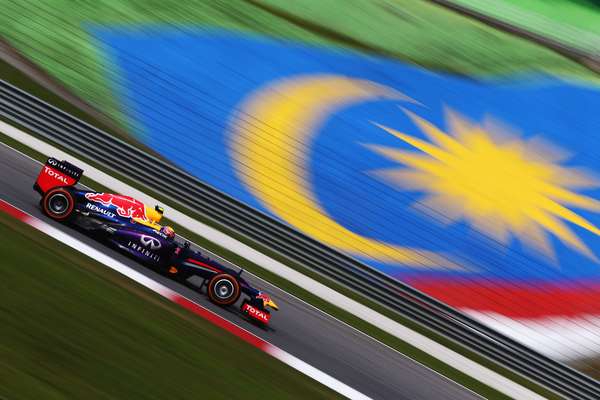 Mark Webber (Red Bull) lidera primeiro treino livre para o Grande Prêmio da Malásia; australiano foi o único a andar abaixo de 1min37s, com 1min36s935