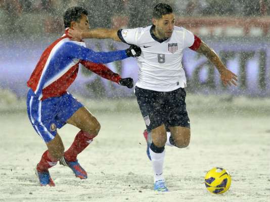 Bajo una fuerte nevada en Denver, Colorado, Estados Unidos y Costa Rica disputaron su juego correspondiente a la segunda fecha de la eliminatoria de la Concacaf.
