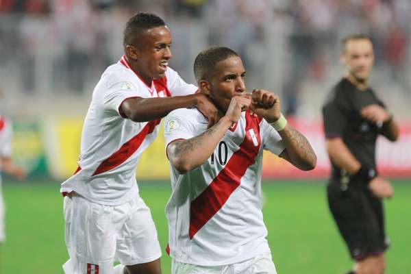 Con gol de Jefferson Farfán en los minutos finales, la selección peruana de fútbol venció 1-0 a Chile en el Estadio Nacional y aún respira en las Eliminatorias a Brasil 2014.