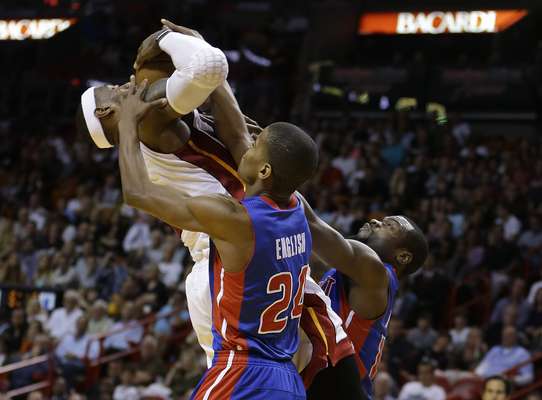 LeBron James anotó 29 puntos y Dwyane Wade sumó otros 19 para que el Heat de Miami extendiera su racha de victorias consecutivas a 25 al sacar el triunfo por 103-89 sobre los Pistons de Detroit.