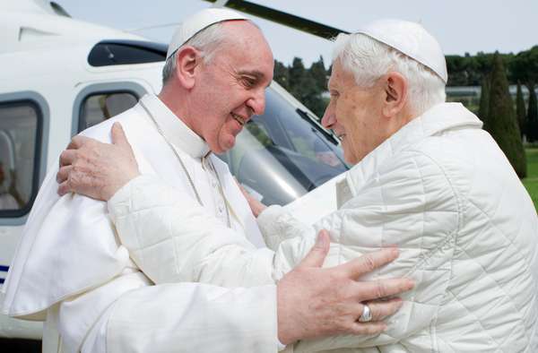 Francisco cumprimenta Bento XVI em sua chegada a Castel Gandolfo, onde Joseph Ratzinger está vivendo temporariamente