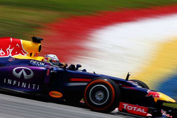 Sebastian Vettel conquistou a pole position para o Grande Prêmio da Malásia; com o tempo de 1min49s674, alemão da Red Bull desbancou marca de Lewis Hamilton no fim e garantiu o primeiro lugar