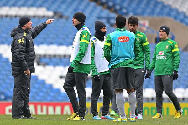 Felipão conversa com Kaká, que deve ser titular da Seleção no amistoso contra a Rússia nesta segunda-feira