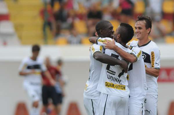 Seedorf brilhou pelo Botafogo neste domingo: fez um gol, deu uma assistência e recebeu o primeiro cartão vermelho da carreira durante a vitória por 2 a 1 do Botafogo sobre o Madureira, em partida da Taça Rio, segundo turno do Campeonato Carioca; veja