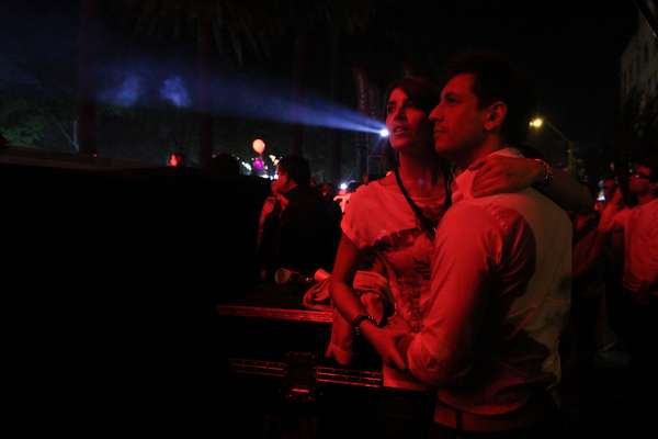 Durante la última noche del festival de la vendimia de Curicó, diversos rostros disfrutaron de las degustaciones y luego bailaron desaforadamente. Fue el caso de Paulina Rojas y, en particular, de Jorge López, el creador de "Yerko Puchento", que no pararon de saltar y gritar. Otros rostros se dejaron llevar por el romance, como Lucía López y su pareja, que miraron el show de José Feliciano, al igual que Francini Amaral y Álvaro Gómez, mientras que Agustín Pastorino y Mariana Marino se ubicaron a un costado del escenario y se mostraron como la pareja que más "pololeó" durante toda la jornada del evento de la Séptima Región.