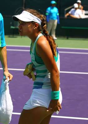 Tenista americana Lauren Davis protagonizou cena curiosa neste domingo, no Premier de Miami, ao levar uma picada de vespa no bumbum no meio de uma das partidas