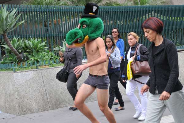 Vestindo apenas cueca e com uma máscara sobre a cabeça, cobrindo seu rosto, jovem participa de trote em São Paulo. Na manhã da última quarta-feira (20), ele teve de atravessar a Avenida Paulista agindo de maneira irreverente. Confira, nas imagens a seguir, alguns trotes polêmicos feitos para receber calouros em universidades brasileiras neste ano
