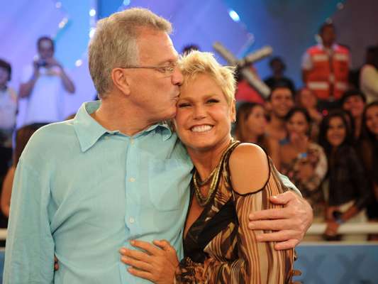 A apresentadora Xuxa Meneghel comemorou seu aniversário de 50 anos em um especial do 'TV Xuxa' gravado nesta segunda-feira (25), no Rio de Janeiro. Com convidados como o jornalista Pedro Bial, a atração vai ao ar no próximo sábado (30), na TV Globo