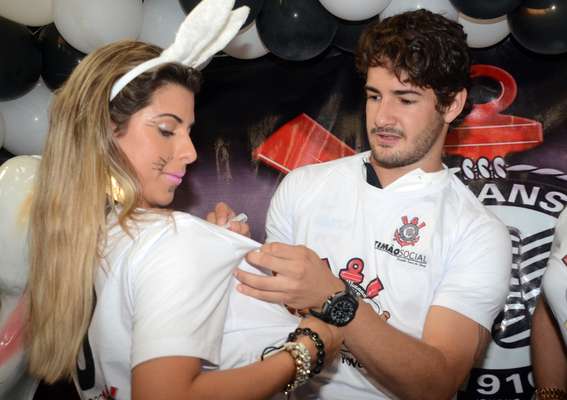 Alexandre Pato foi ao Parque São Jorge, nesta segunda-feira, para atender crianças do projeto social Time do Povo. No local ele foi recebido pelas irmãs Minerato e empolgou a festa da garotada