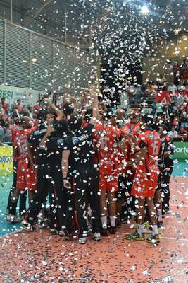 O Alfa/Monte Criste, de Goiás, conquistou na noite desta segunda-feira o título da Superliga B masculina de vôlei. Após campanha irrepreensível, o time derrotou o Climed/Atibaia, de São Paulo, na noite desta segunda-feira para conquistar o título; placar foi de 3 sets a 1 para os goianos, com parciais de 26/24, 25/17, 22/25 e 26/24