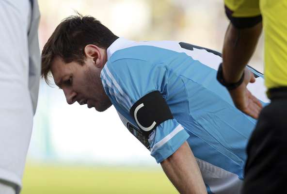 Messi sofreu com altitude e passou mal em campo no intervalo de Bolívia x Argentina; confira a seguir as fotos das Eliminatórias para a Copa do Mundo de 2014