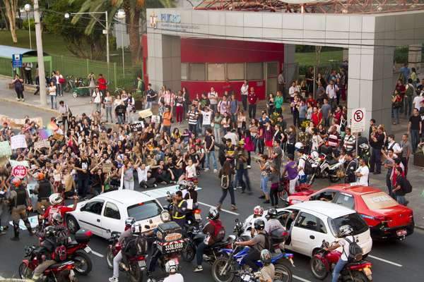 Um grupo de manifestantes fez um protesto na noite desta segunda-feira contra o aumento da tarifa de ônibus em Porto Alegre