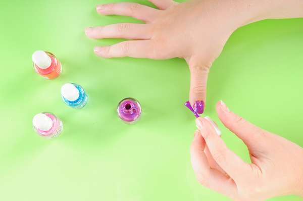 Se quiserem pintar as unhas, o melhor é que as crianças usem esmaltes desenvolvidos para elas