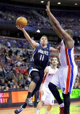 Timberwolves vs. Pistons: José Barea (11) intenta un disparo ante la marca de Jason Maxiell.