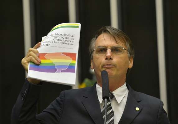 Deputado chamou a ministra da Secretaria de Políticas para as Mulheres, Eleonora Menicucci, de "sapatona", e afirmou que a presidente Dilma Rousseff não tem "compromisso nenhum com a família"